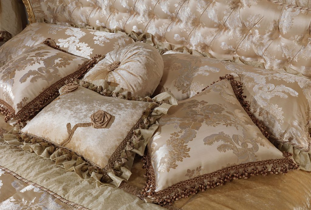 подушки в стиле классика